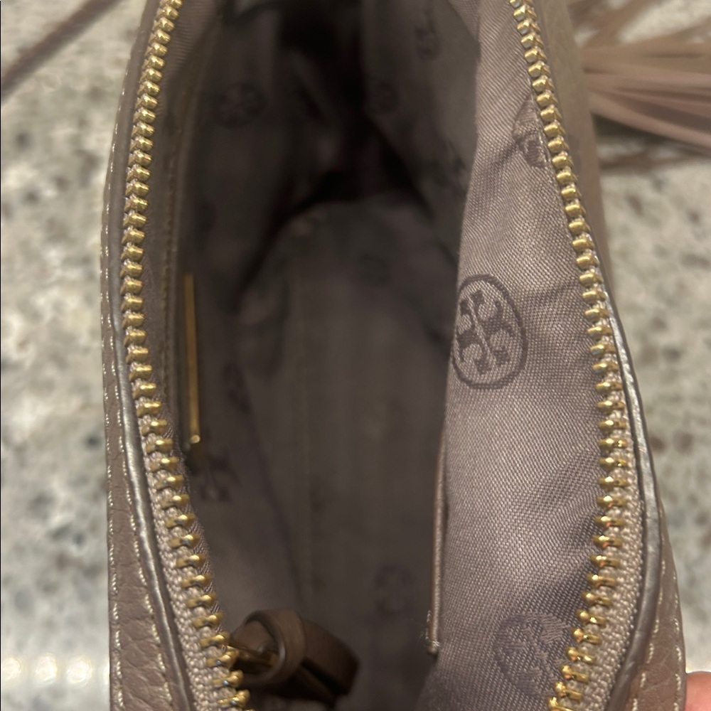Tory Burch Taylor Camera Bag, Taupe Brown, Pebbled Leather - Picture 10 of 11